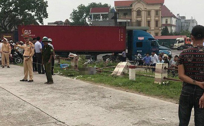 Thi thể người đàn ông ở cạnh đê, cách xe ô tô gần 10km