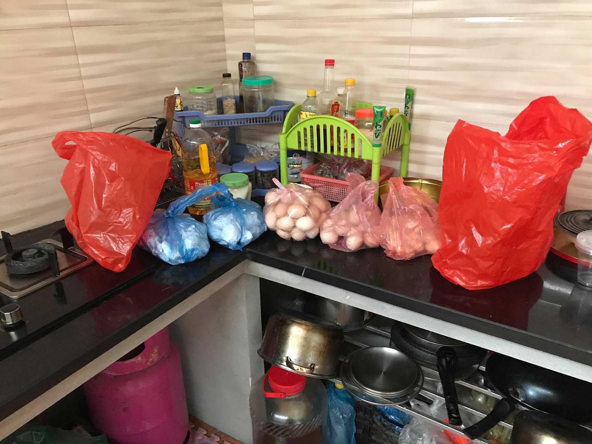 Vợ đẻ mới 2 ngày, chồng trẻ nhận đến 330 quả trứng gà xịn: Kiểu này ăn đến khi con 2 tuổi chưa hết!