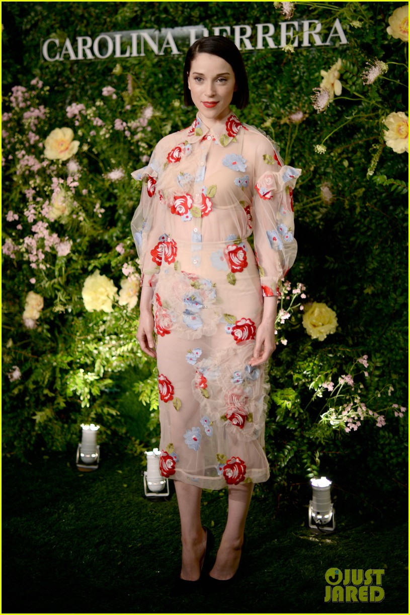 Mùa hè ai cũng cần một chiếc váy hoa