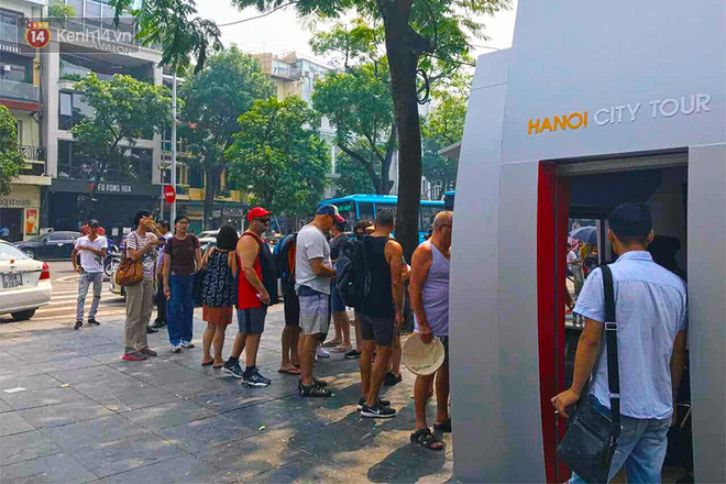 Đìu hiu khách Việt nhưng xe buýt 2 tầng ở Hà Nội vẫn khiến nhiều khách nước ngoài xếp hàng dài mua vé trải nghiệm