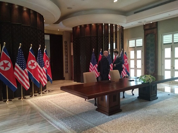 Trump - Kim ký thỏa thuận phi hạt nhân sau khi cùng ăn trưa, đi dạo