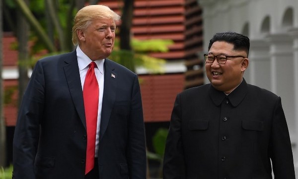 Trump - Kim ký thỏa thuận phi hạt nhân sau khi cùng ăn trưa, đi dạo