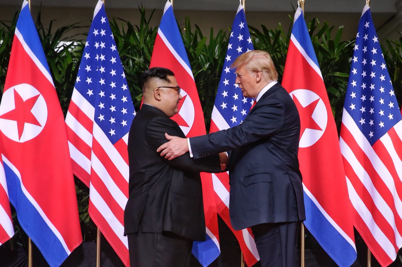 Vì sao Donald Trump đặt tay vào lưng Kim Jong-un?