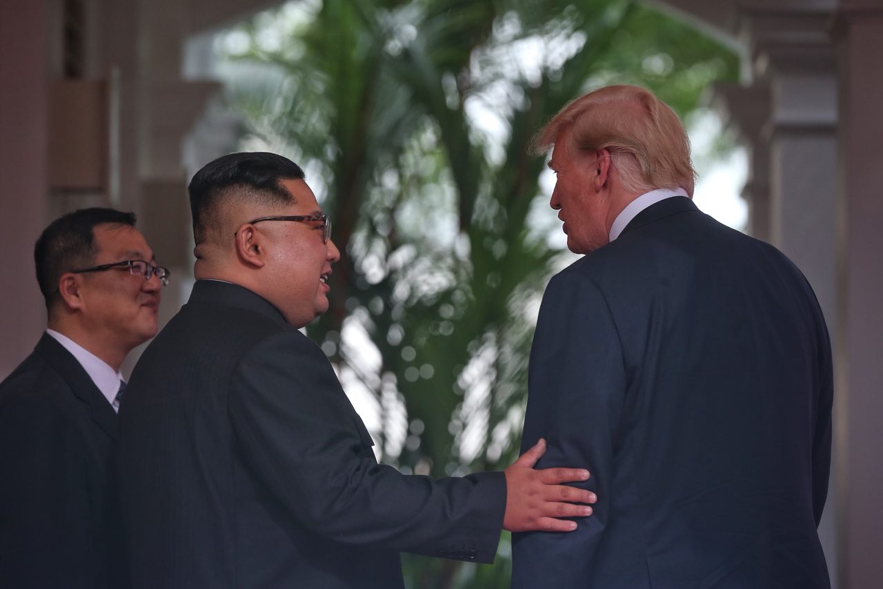 Vì sao Donald Trump đặt tay vào lưng Kim Jong-un?