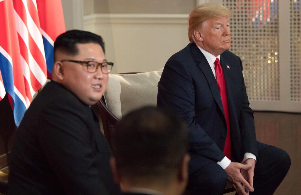 Vì sao Donald Trump đặt tay vào lưng Kim Jong-un?
