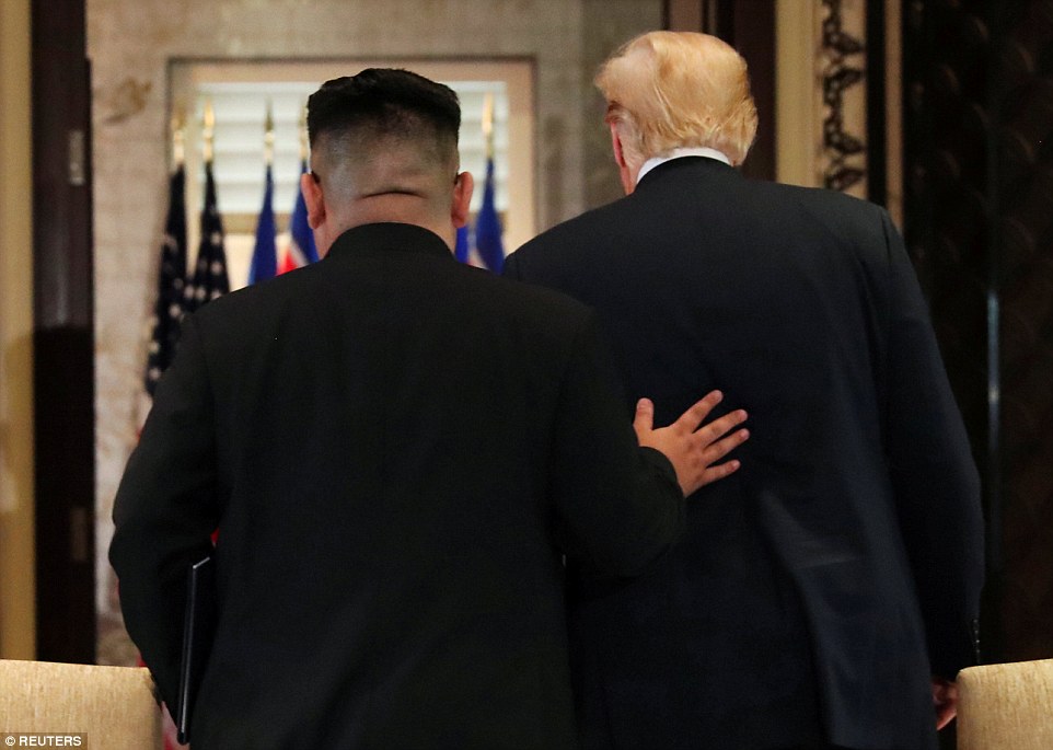 Vì sao Donald Trump đặt tay vào lưng Kim Jong-un?