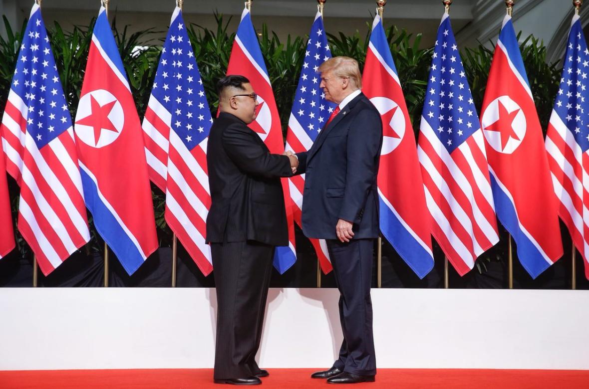 Vì sao Donald Trump đặt tay vào lưng Kim Jong-un?