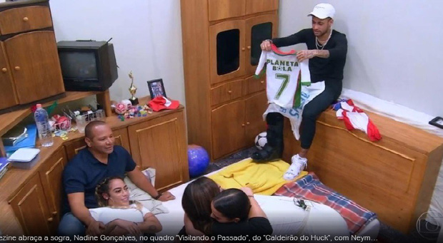 Neymar bật khóc nức nở khi trở lại căn phòng gian khổ