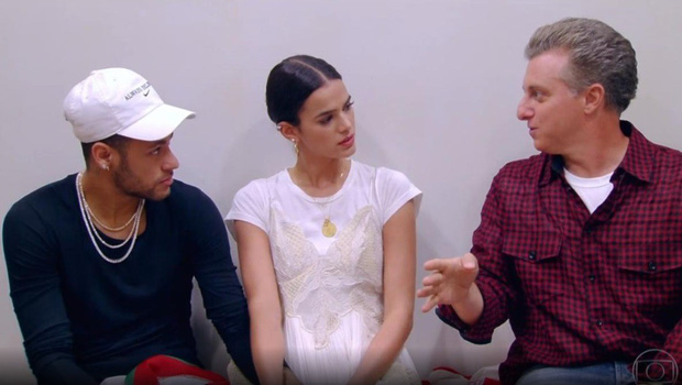 Neymar bật khóc nức nở khi trở lại căn phòng gian khổ