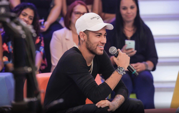 Neymar bật khóc nức nở khi trở lại căn phòng gian khổ