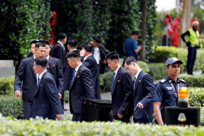 Đoàn Triều Tiên tranh thủ khám phá thiên đường mua sắm Singapore