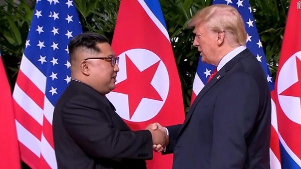 Trump - Kim ký thỏa thuận phi hạt nhân sau khi cùng ăn trưa, đi dạo