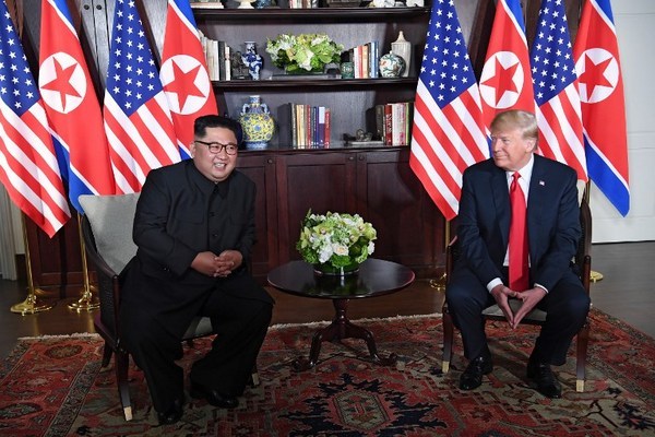 Trump - Kim ký thỏa thuận phi hạt nhân sau khi cùng ăn trưa, đi dạo