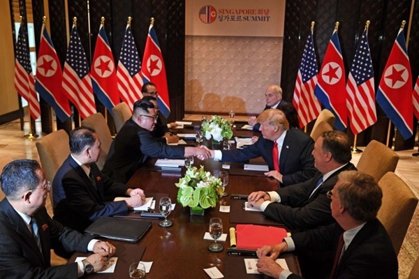 Trump - Kim ký thỏa thuận phi hạt nhân sau khi cùng ăn trưa, đi dạo