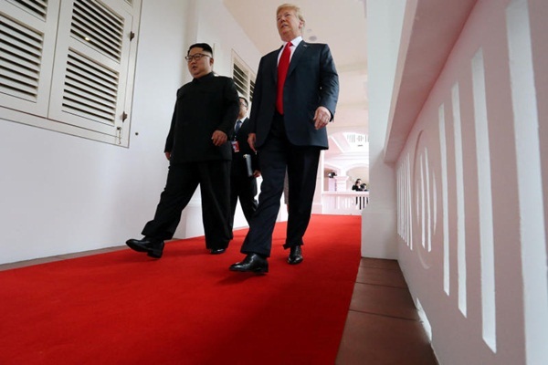 Trump - Kim ký thỏa thuận phi hạt nhân sau khi cùng ăn trưa, đi dạo
