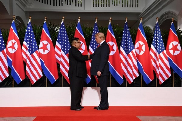 Trump - Kim ký thỏa thuận phi hạt nhân sau khi cùng ăn trưa, đi dạo