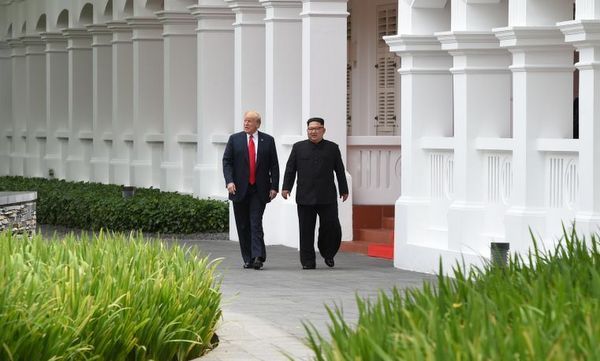 Trump - Kim ký thỏa thuận phi hạt nhân sau khi cùng ăn trưa, đi dạo