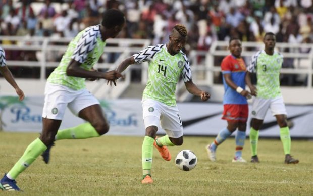 Vừa đổ bộ đến nước Nga, đội tuyển Nigeria tiếp tục gây ‘sốt’ với kiểu trang phục mới