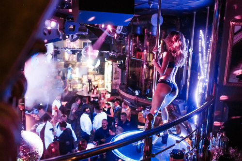 Vũ nữ thoát y ở Nga cấp tốc học tiếng Anh để phục vụ World Cup