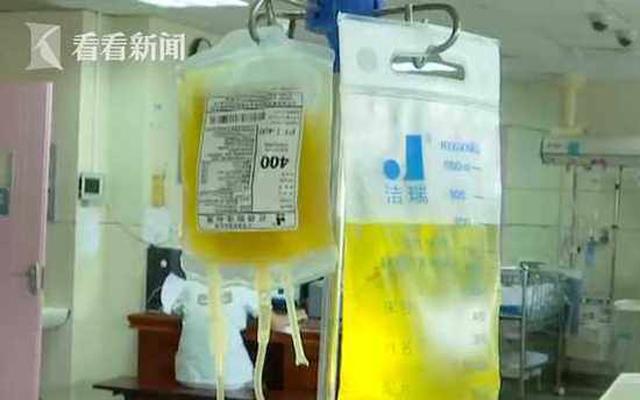 Mẹ mải buôn chuyện với bạn không để ý, con đùa nghịch lao đầu vào nồi lẩu sôi sùng sục Mẹ mải buôn chuyện với bạn không để ý, con đùa nghịch lao đầu vào nồi lẩu sôi sùng sục