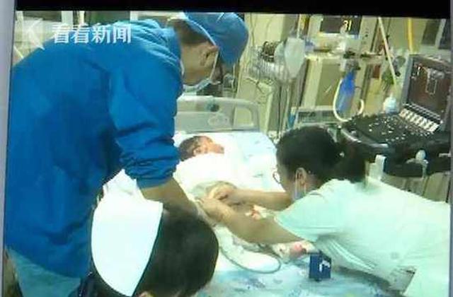 Mẹ mải buôn chuyện với bạn không để ý, con đùa nghịch lao đầu vào nồi lẩu sôi sùng sục