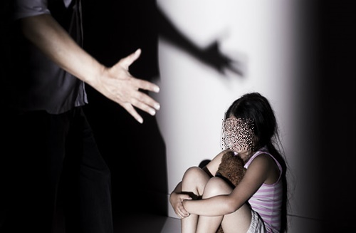 Bắt 2 đối tượng người ngoại quốc chuyên dụ dỗ các bé trai để dâm ô