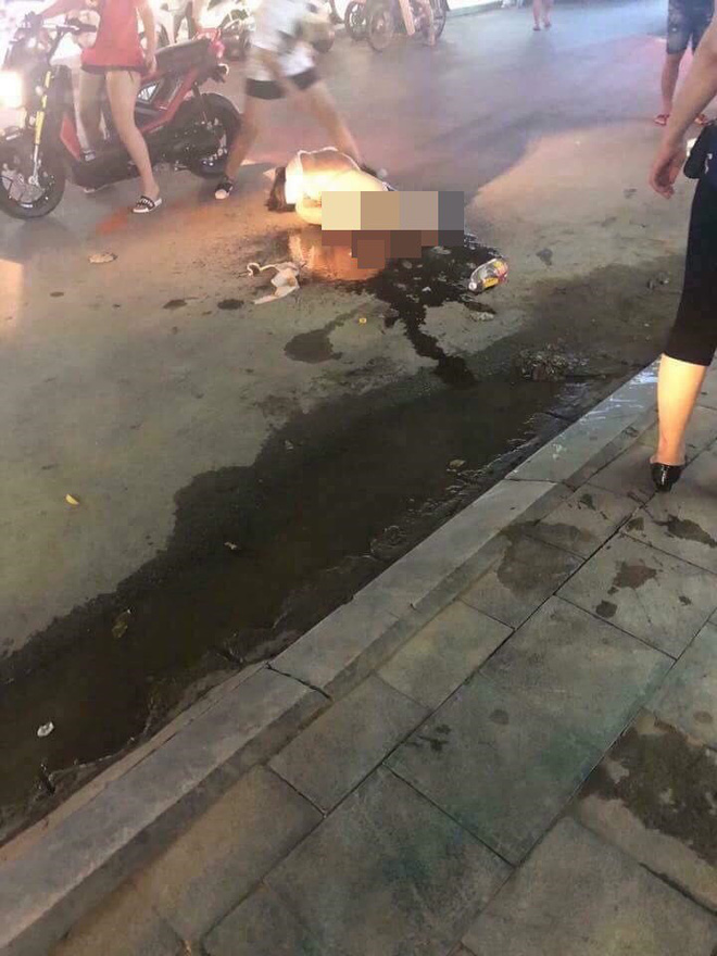 Đánh ghen kinh hoàng: Cô gái bị nhóm phụ nữ lột đồ, đổ nước mắm, muối ớt lên người giữa đường