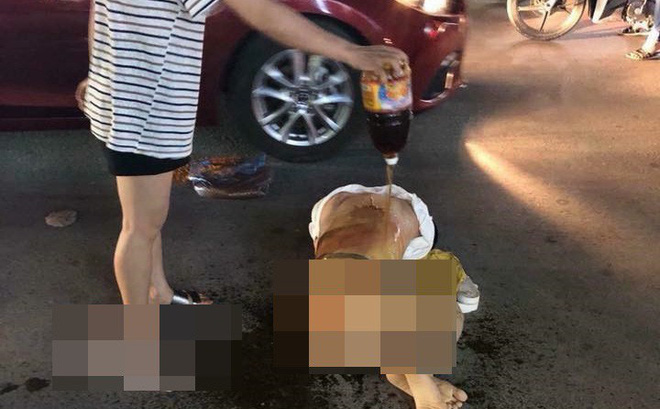 Đánh ghen kinh hoàng: Cô gái bị nhóm phụ nữ lột đồ, đổ nước mắm, muối ớt lên người giữa đường Đánh ghen kinh hoàng: Cô gái bị nhóm phụ nữ lột đồ, đổ nước mắm, muối ớt lên người giữa đường