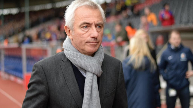 HLV tuyển Úc chấp nhận thiệt thòi khi tự bỏ tiền túi thuê trợ lý