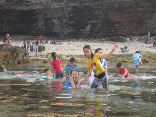 Dạo chơi tắm biển, một du khách tử vong ở Hang Câu