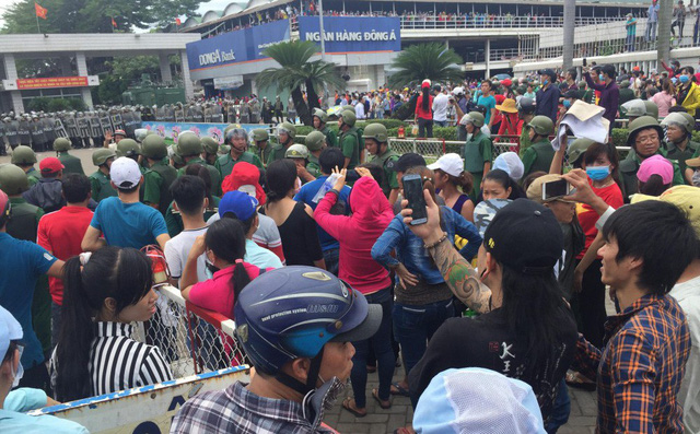 Vụ đám đông tụ tập trước cổng KCN ở Sài Gòn: Nhiều đối tượng đe dọa, ép công nhân gây rối Vụ đám đông tụ tập trước cổng KCN ở Sài Gòn: Nhiều đối tượng đe dọa, ép công nhân gây rối