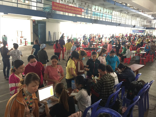 Vụ đám đông tụ tập trước cổng KCN ở Sài Gòn: Nhiều đối tượng đe dọa, ép công nhân gây rối