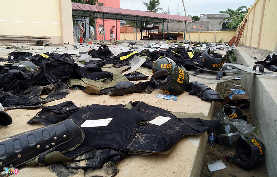 Bên trong trụ sở cảnh sát bị người quá khích đập phá ở Bình Thuận