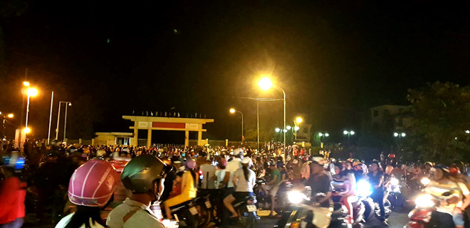 Nửa đêm, nhiều người quá khích tràn vào trụ sở cảnh sát ở Bình Thuận