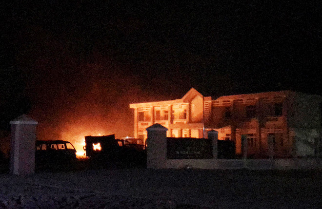 Nửa đêm, nhiều người quá khích tràn vào trụ sở cảnh sát ở Bình Thuận