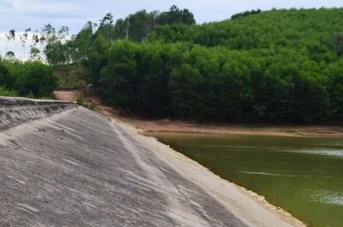 Ba nữ sinh rơi xuống đập nước, một người tử vong