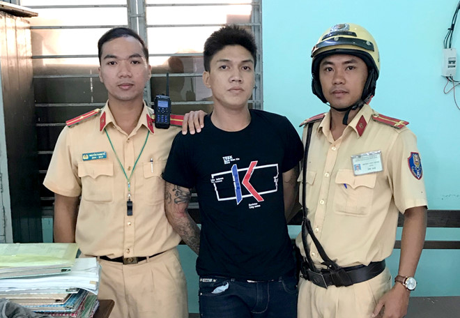 Tên cướp bị phát hiện khi ẩn nấu cùng người yêu trong khách sạn