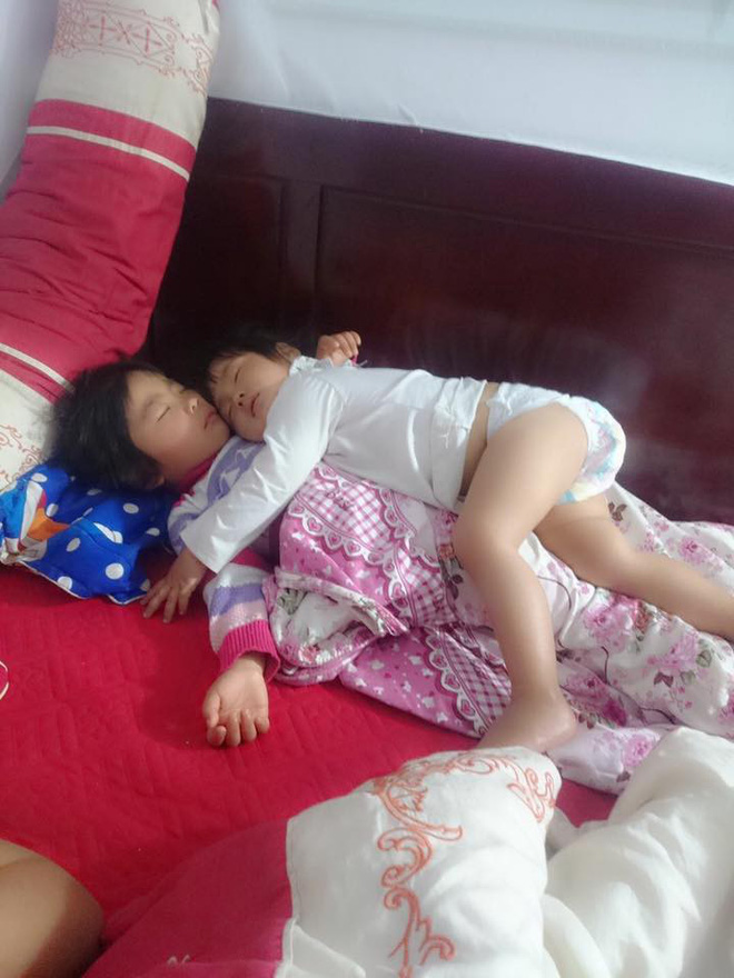 Khoảnh khắc 3 giờ sáng, hai con trứng gà trứng vịt nằm chồng lên nhau ngủ khiến trái tim ông bố đi làm về muộn tan chảy Khoảnh khắc 3 giờ sáng, hai con trứng gà trứng vịt nằm chồng lên nhau ngủ khiến trái tim ông bố đi làm về muộn tan chảy