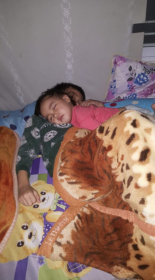 Khoảnh khắc 3 giờ sáng, hai con trứng gà trứng vịt nằm chồng lên nhau ngủ khiến trái tim ông bố đi làm về muộn tan chảy