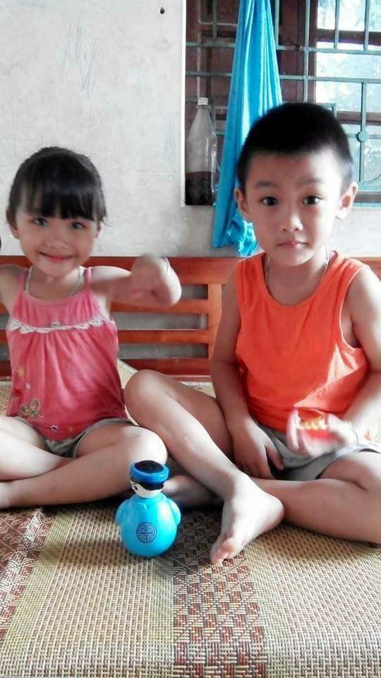 Khoảnh khắc 3 giờ sáng, hai con trứng gà trứng vịt nằm chồng lên nhau ngủ khiến trái tim ông bố đi làm về muộn tan chảy