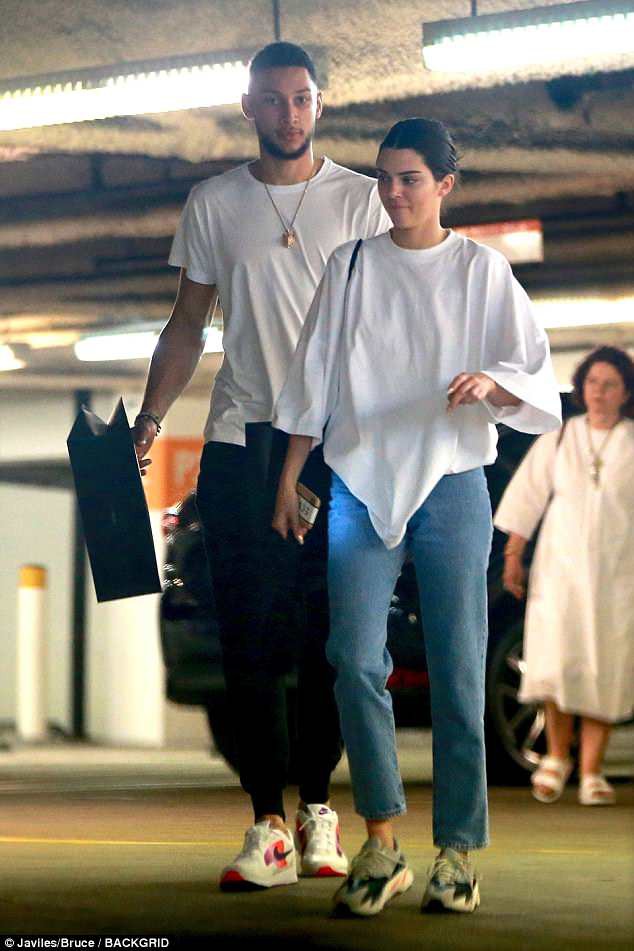 Kendall Jenner vẫn tiếp tục hẹn hò bạn trai cao 2m08 dù vừa khóa môi với em trai Gigi Kendall Jenner vẫn tiếp tục hẹn hò bạn trai cao 2m08 dù vừa khóa môi với em trai Gigi