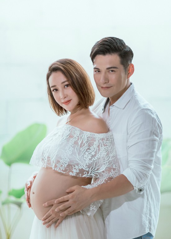 Vợ chồng tài tử Thần điêu đại hiệp Nghiêm Khoan kỷ niệm 9 năm yêu nhau, chuẩn bị chào đón con đầu lòng Vợ chồng tài tử Thần điêu đại hiệp Nghiêm Khoan kỷ niệm 9 năm yêu nhau, chuẩn bị chào đón con đầu lòng