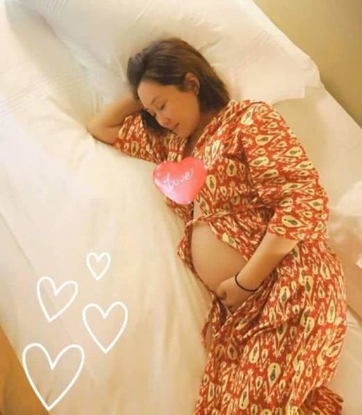 Vợ chồng tài tử Thần điêu đại hiệp Nghiêm Khoan kỷ niệm 9 năm yêu nhau, chuẩn bị chào đón con đầu lòng Vợ chồng tài tử Thần điêu đại hiệp Nghiêm Khoan kỷ niệm 9 năm yêu nhau, chuẩn bị chào đón con đầu lòng