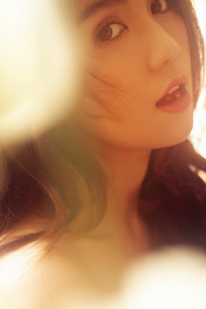 Diện áo vest không nội y, Ngọc Trinh lấy tay hững hờ che vòng 1