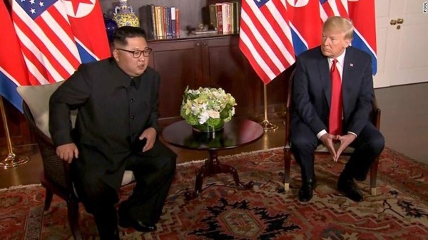 Trump - Kim ký thỏa thuận phi hạt nhân sau khi cùng ăn trưa, đi dạo