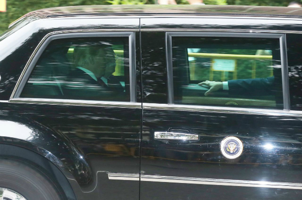 Trump - Kim ký thỏa thuận phi hạt nhân sau khi cùng ăn trưa, đi dạo