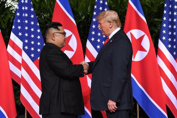 Trump - Kim ký thỏa thuận phi hạt nhân sau khi cùng ăn trưa, đi dạo