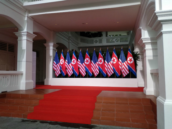 Trump - Kim ký thỏa thuận phi hạt nhân sau khi cùng ăn trưa, đi dạo Trump - Kim ký thỏa thuận phi hạt nhân sau khi cùng ăn trưa, đi dạo