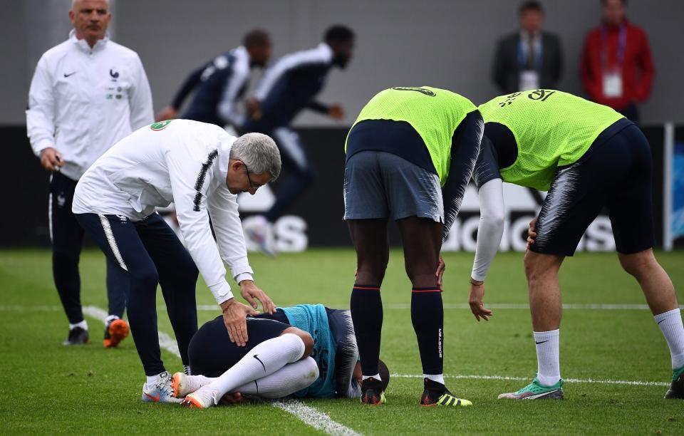 Đồng đội vào bóng ác ý, Mbappe lăn đùng chấn thương Đồng đội vào bóng ác ý, Mbappe lăn đùng chấn thương