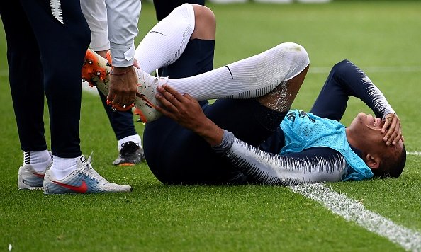 Đồng đội vào bóng ác ý, Mbappe lăn đùng chấn thương